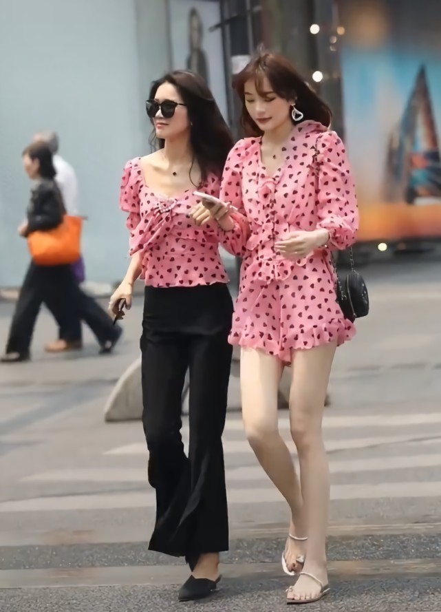 时髦 牛仔裤早就烂大街了,最近超火的“拖把裤”,时髦逆天还不入手