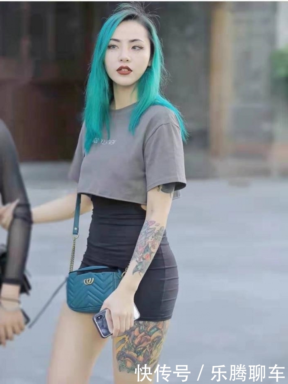 路人街拍，蕾丝是一种非常性感的元素，穿上后气质又迷人