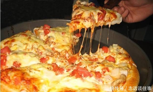 中国|筷子不能吃披萨?一位中国人在国外用筷子吃披萨,引起了围观