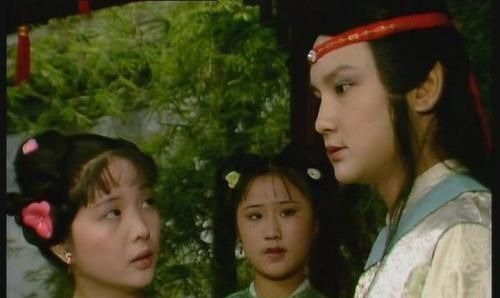 袭人!红楼梦:在麝月的眼皮底下,晴雯钻进宝玉的被窝取暖,为什么?