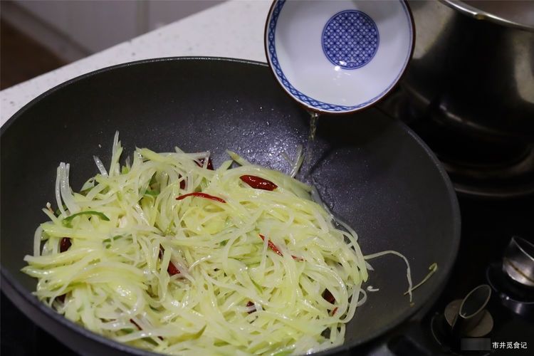炒土豆丝，掌握放醋时间是关键，搞错的不少，做对了随便炒也好吃