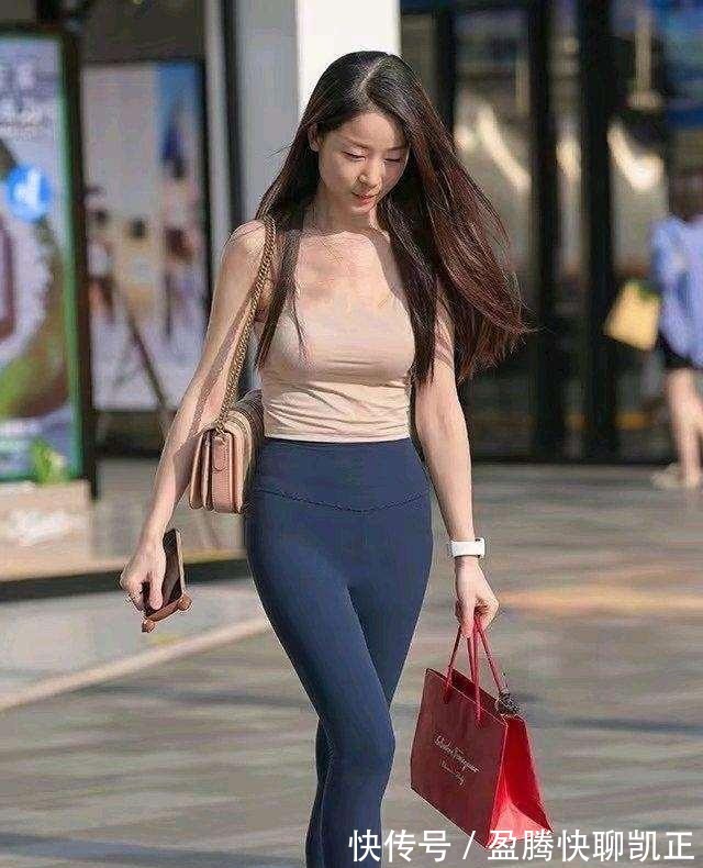 打底裤|瑜伽裤的裙摆摇曳,穿搭清秀精致,让人神往