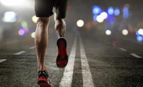 一段时间|43岁大哥，每天晚上夜跑五公里，一段时间后，身体有何变化？