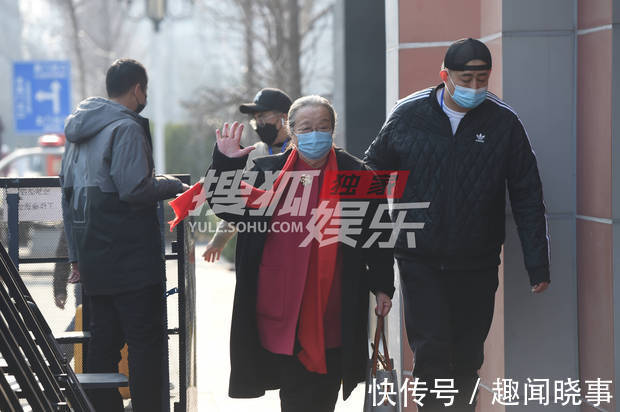 独家:王俊凯等亮相文联春晚录制 造型精致状态佳