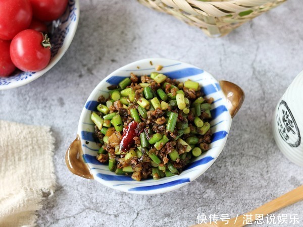 蒜苔|这菜是天然“洗肠草”,杀菌清肠道,一周吃3次,排出宿便一身轻