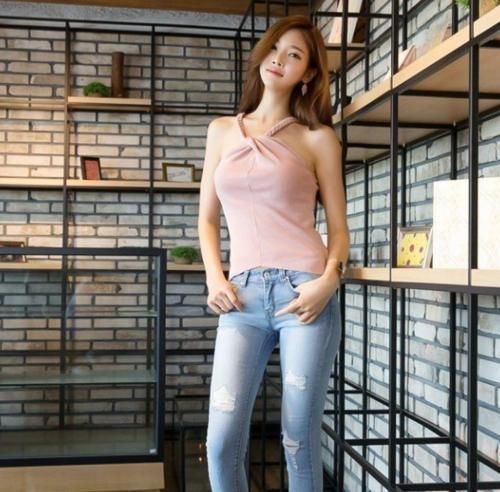 甜美的小姐姐，塑造出完美的腿部曲线，前沿时尚的新姿态