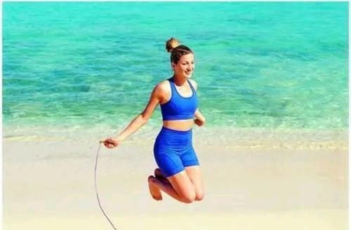 马甲线|跳绳是一种能锻炼出马甲线的运动，跳绳前注意这些事，有助于减肥