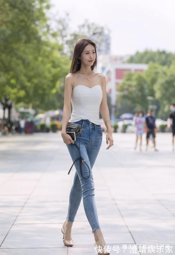 露脐装 想要紧身牛仔穿得有魅力，就要搭配高跟鞋，轻松“胜人一筹”！