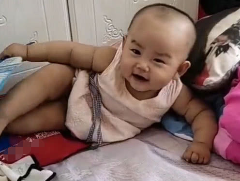 老大爷|萌娃躺床上享受“老大爷”般的生活,悠哉悠哉,小扇摇得逍遥自在