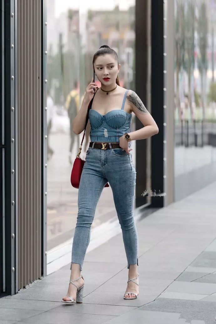 一字带|时尚美女搭配高跟鞋,穿出靓丽的迷人的气息