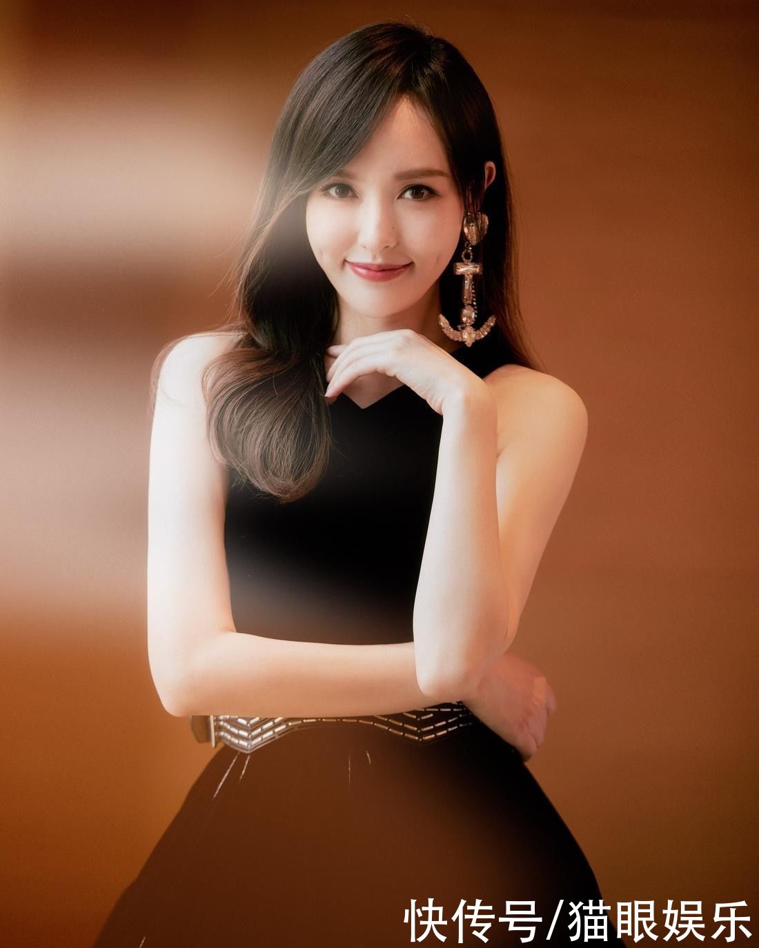 37岁唐嫣晒自拍,小腹平坦破二胎传闻!被罗晋宠爱愈发娇艳