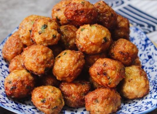 大妈教你炸肉丸,多一样会爆汁,不油腻不上火,外焦里嫩,抢着吃