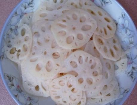 莲藕一下锅炒就发黑？大厨教我1个妙招，藕片白净爽脆超好吃