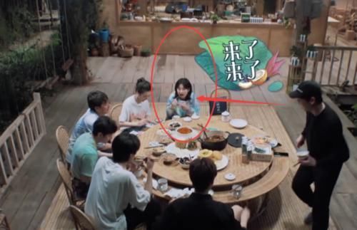  别人|别人都张大嘴啃大酱骨，谁注意张子枫的吃法？是女明星最后的体面