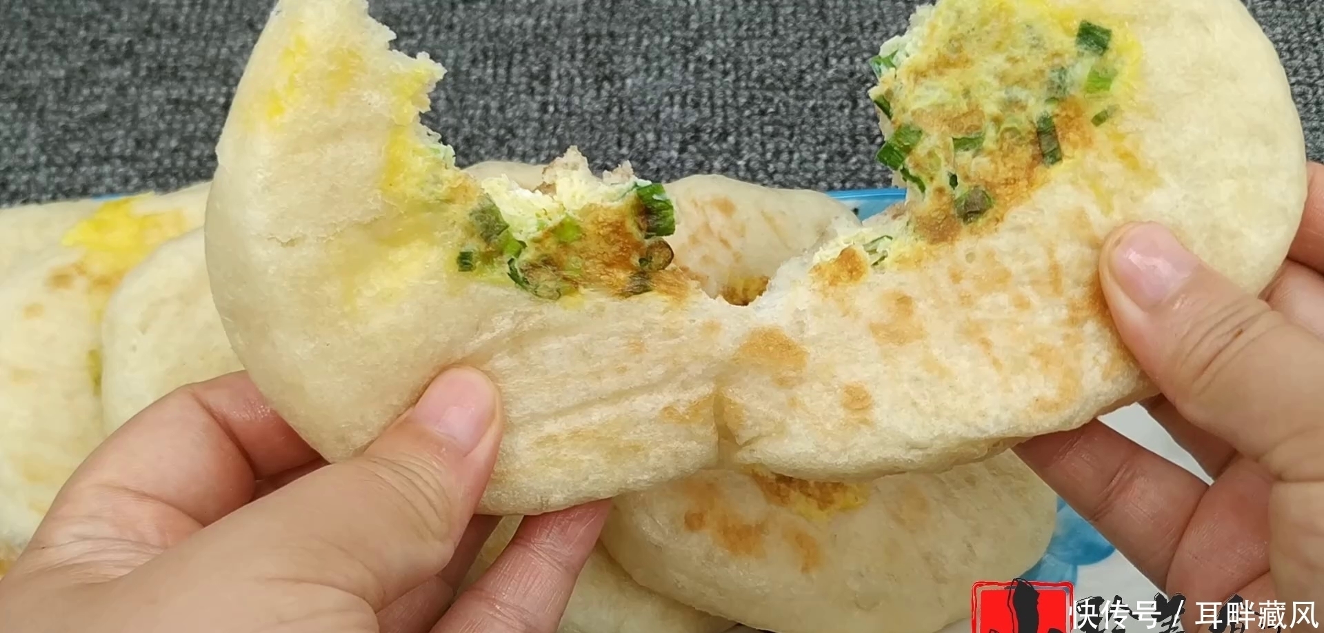 鸡蛋发面饼的家常做法,蓬松暄软,口感鲜香,一大盘不够吃,解馋