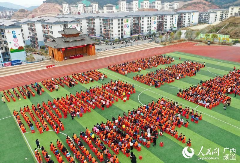 广西三江：奖励活鲤鱼 勤学跃龙门