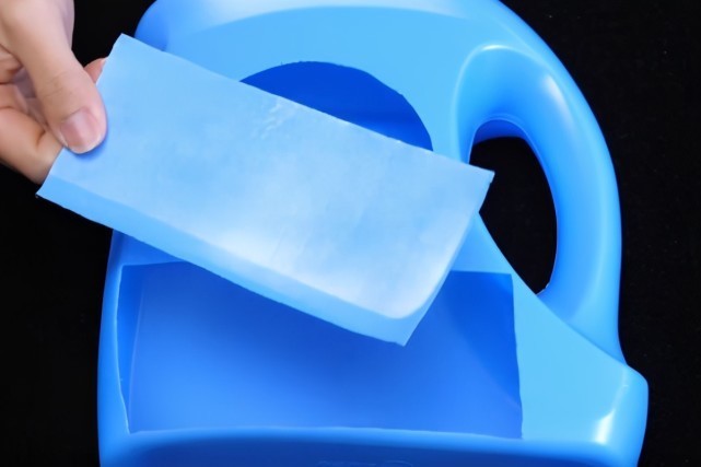 洗衣液瓶子别扔了,简单改造一下,放在床上,全家人都要抢着用