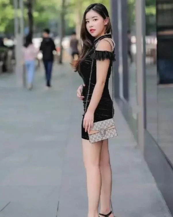 街拍:面带笑容的小姐姐,身穿格子长裙,时尚优雅