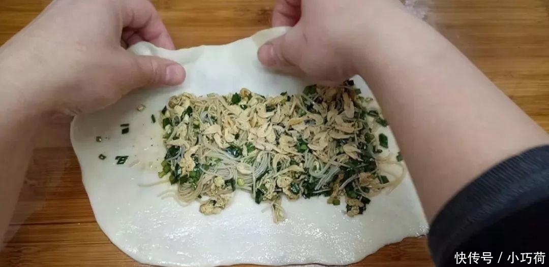 1斤韭菜, 2个鸡蛋, 不用一滴水, 比韭菜盒子都好吃, 放凉都不会硬