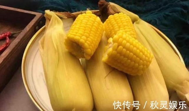 煮玉米时，水里多加2样调料，煮熟后更营养，口感软糯，又香又甜