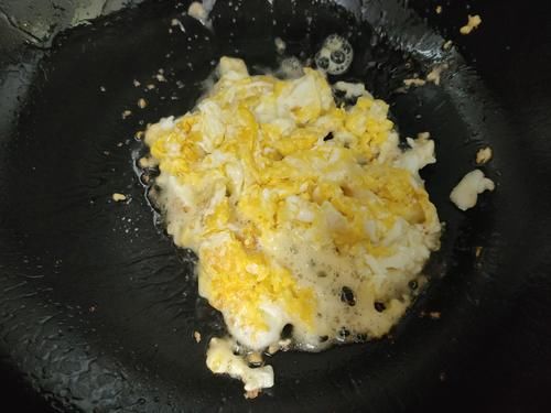 炒鸡蛋时，多加2味，鸡蛋松散软嫩，不硬更好吃