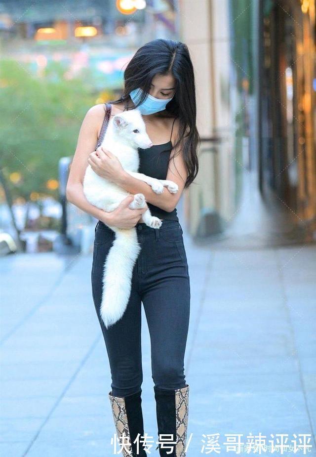 凉爽的秋天,喜欢吊带的女孩可以搭配针织外套,经典又“耐穿”