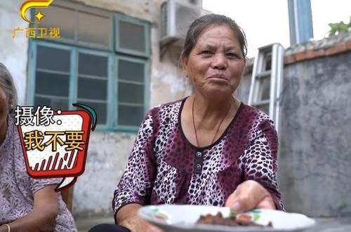 百岁老人用食盐刷牙,满口牙齿都是原装,啃起鸡脚毫不费力