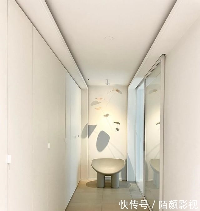 客厅|156㎡把客厅当作中心,简单摆放2件家具,宽敞空旷从孩子需求出发