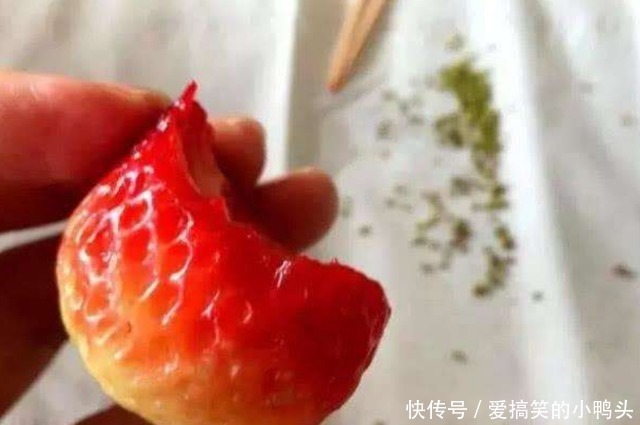黑头吸出器|小伙用黑头吸出器给草莓“去黑头”,会发生什么?结果让人意外