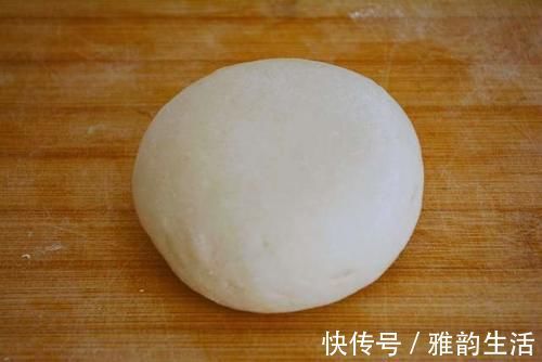 面团|怎么使饺子皮又软又筋？卖了30年饺子的阿婆告诉你窍门，快收藏