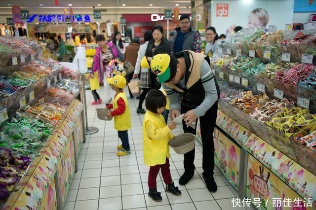 “你家娃偷拿东西，请接受搜身”，妈妈一句话，工作人员立马放行