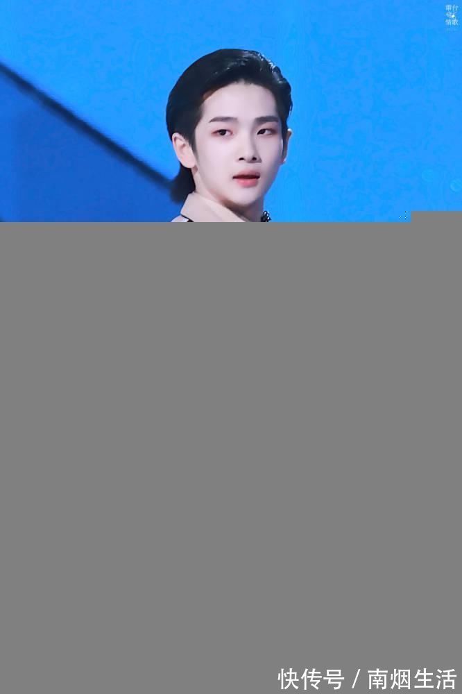 撞衫|创造营第四季和青春有你第三季练习生校服撞衫,双排扣设计赢在设计输在质感