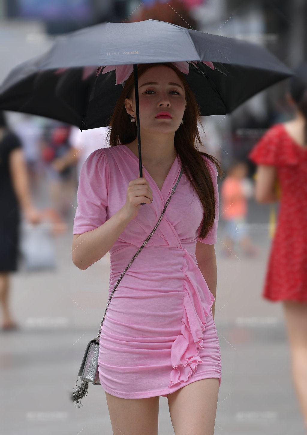 大长腿 白色运动背心搭配的阔腿裤,凸显修长大长腿,成熟大气好高级