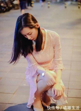 小姐姐|路人街拍,小姐姐这身穿搭很适合好身材的高挑女生穿