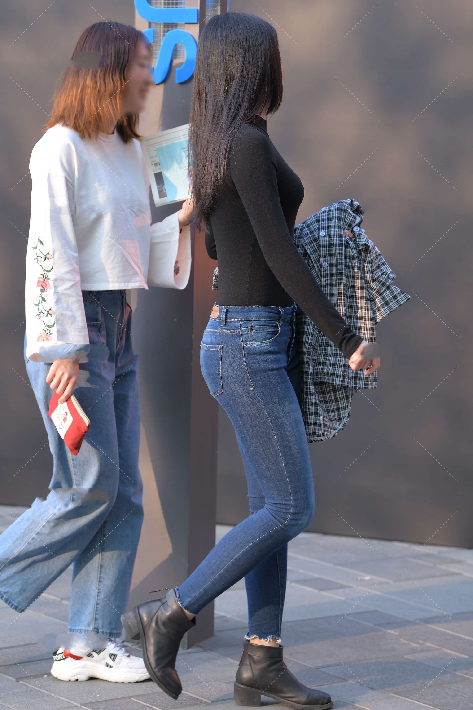 牛仔裤好看又百搭, 搭配白色显温柔, 搭配黑色休闲风十足