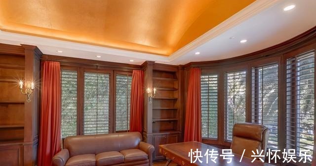 参观董卿在美国的豪宅,全屋卫生间都有十个,户外环境像园林景观