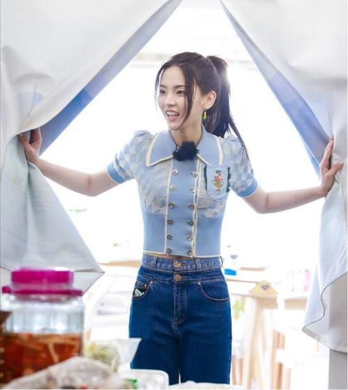 穿搭|小姐姐穿蓝色针织衫，搭配牛仔长裤，清新自然又青春