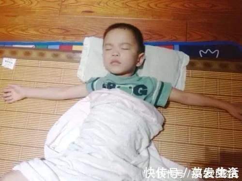 满床|宝宝睡觉总“满床滚”,可能带娃方式不太对,3个问题家长要上心