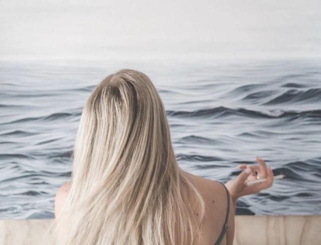 画家$美女画家耗费70根铅笔,用5周时间画了一幅海景,效果让人惊讶