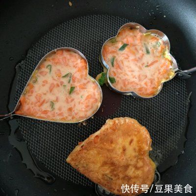 饭店大厨说漏嘴的秘密，胡萝卜蛋饼这样做才好吃