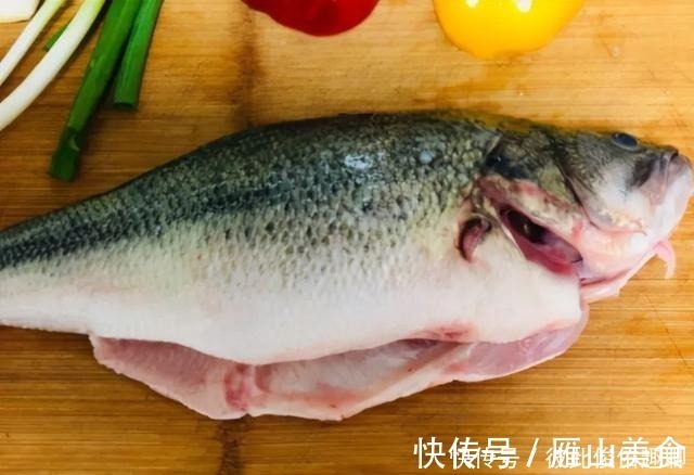 鲜嫩|清蒸鱼怎么做才好吃?放盐和料酒?都错了!3个技巧,鱼鲜肉嫩