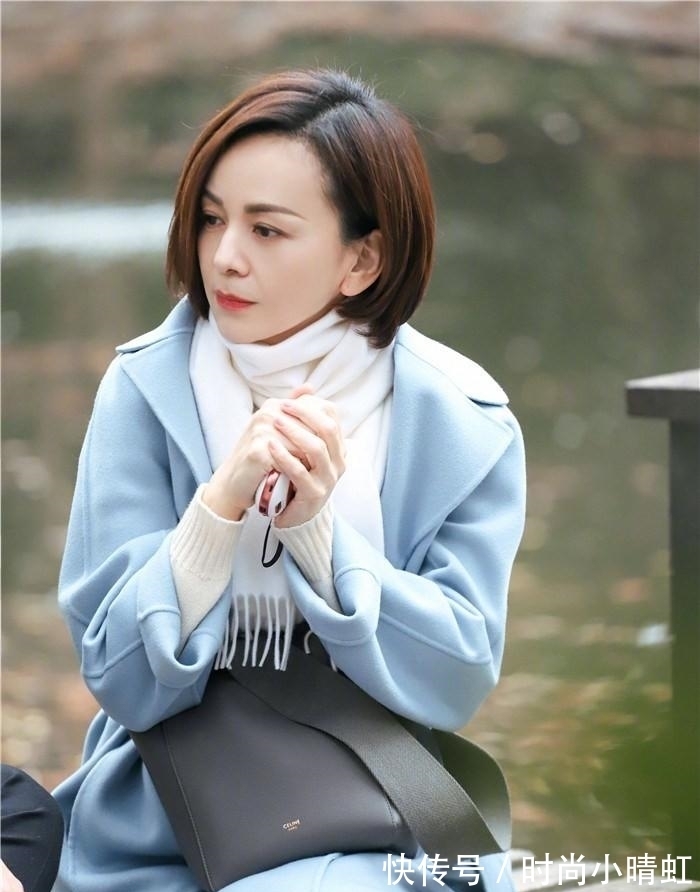 中长发 50岁左右的女人，发型不要留羊毛卷和黑长直，这些更洋气
