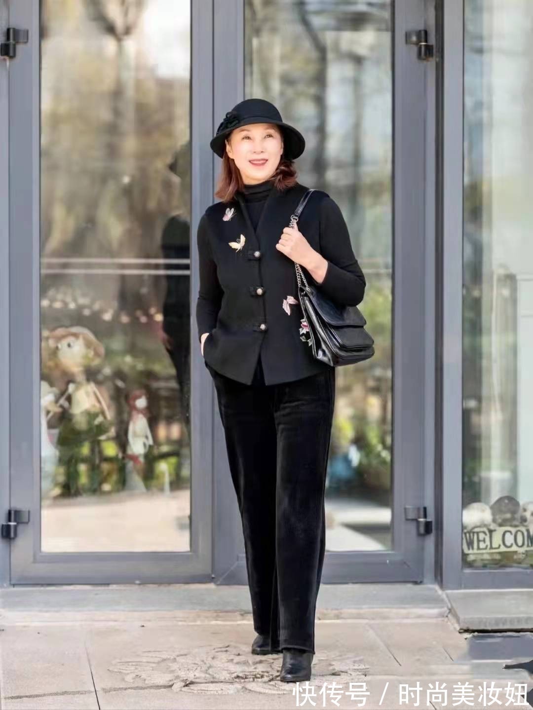 黑色 65岁的女人新年怎么穿?看看这位奶奶的搭配,优雅大气又高级