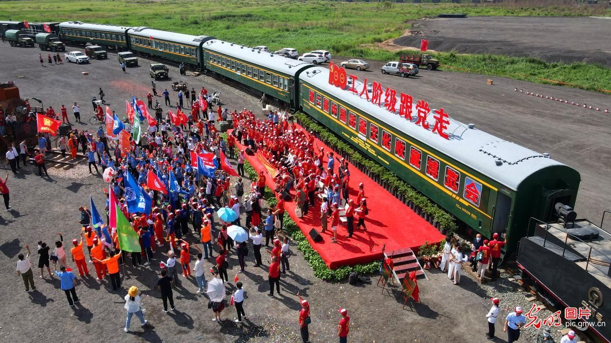 集装箱|三万件藏品亮相绿皮车厢