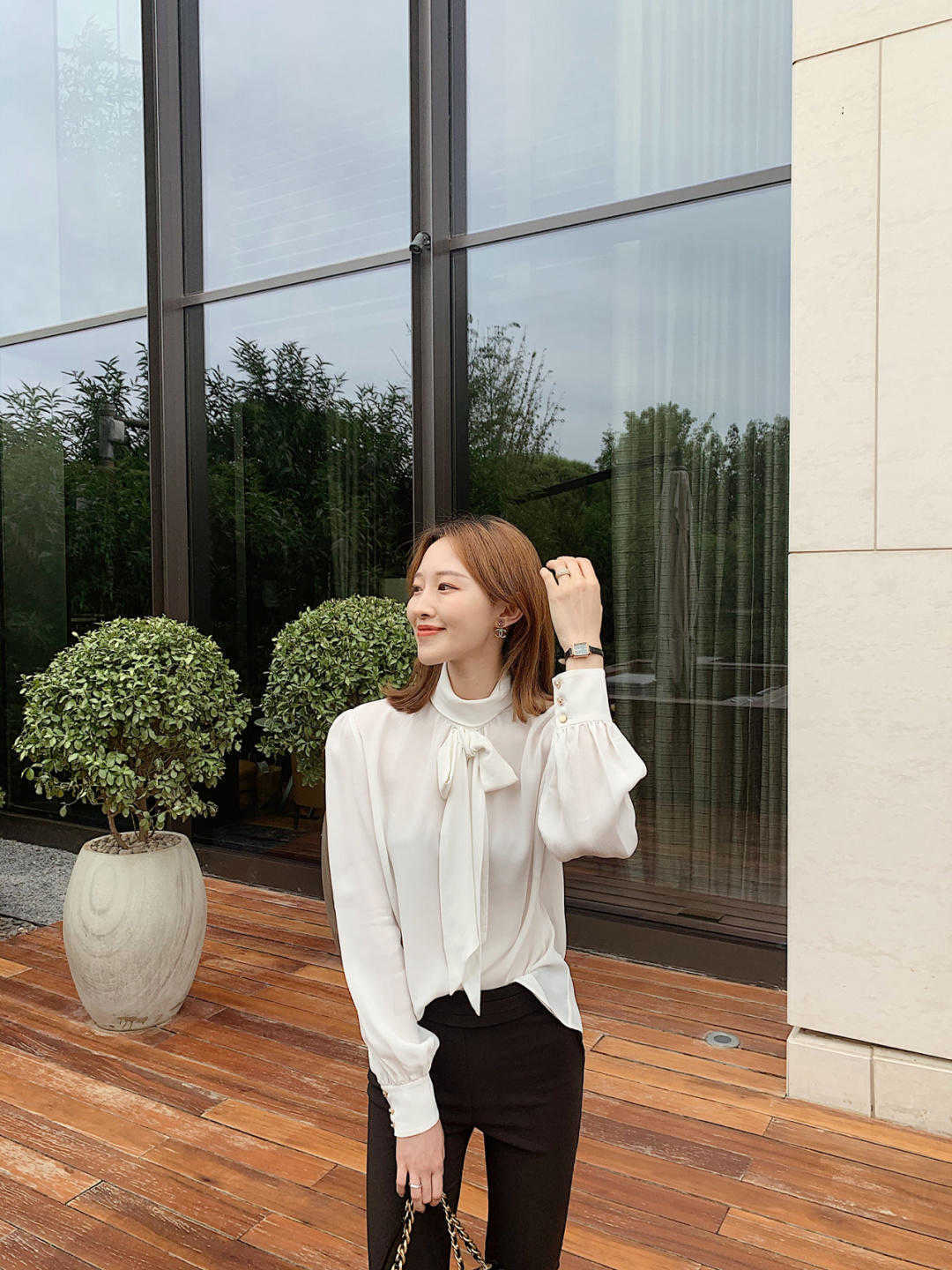 时尚博主|职场面试怎么穿?白色系带衬衫配西装裤干练优雅,一点不呆板