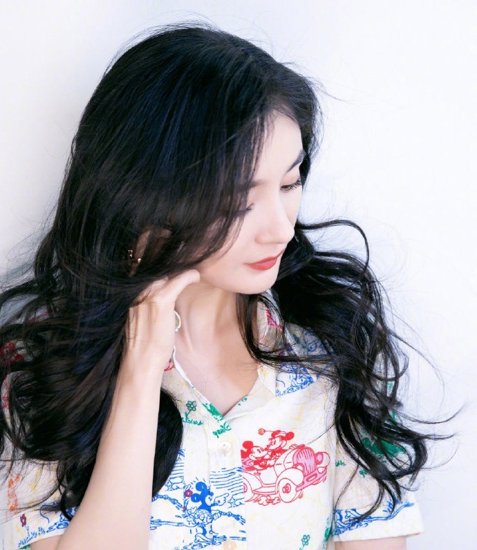 米奇|杨幂童心未泯,米奇印花衬衫裙搭配洞洞鞋,迷人漫画腿依旧好看