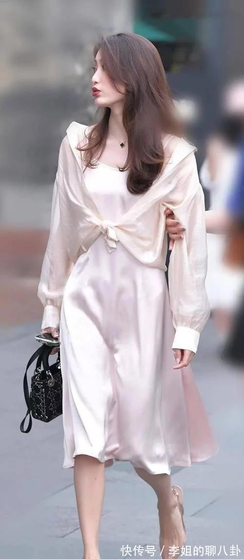 八颗牙 小姐姐用背带牛仔热裤搭配一件白色的T恤,演绎着自己的青春气息