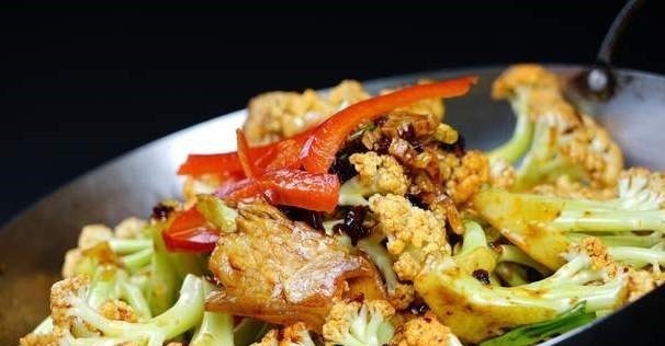 炒花菜前，先过油还是先焯水大厨教你正确做法，花菜又香又入味