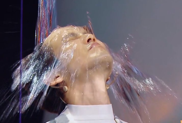 钟汉良黄晓明被泼水，素颜状态被镜头拍，两人“不老男神”无疑了