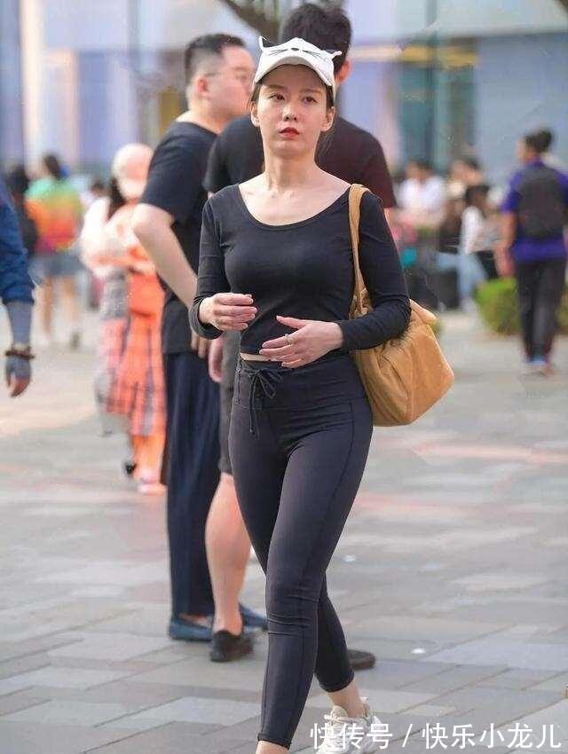 胸大 鲜艳色调的打底裤穿搭,着装就要选择时髦一点的,气质提升